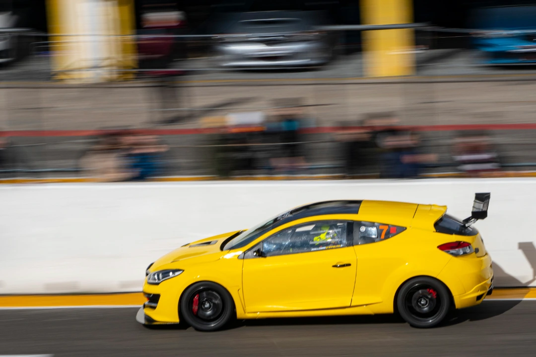 Mégane RS jaune sirius - réseau social instagram