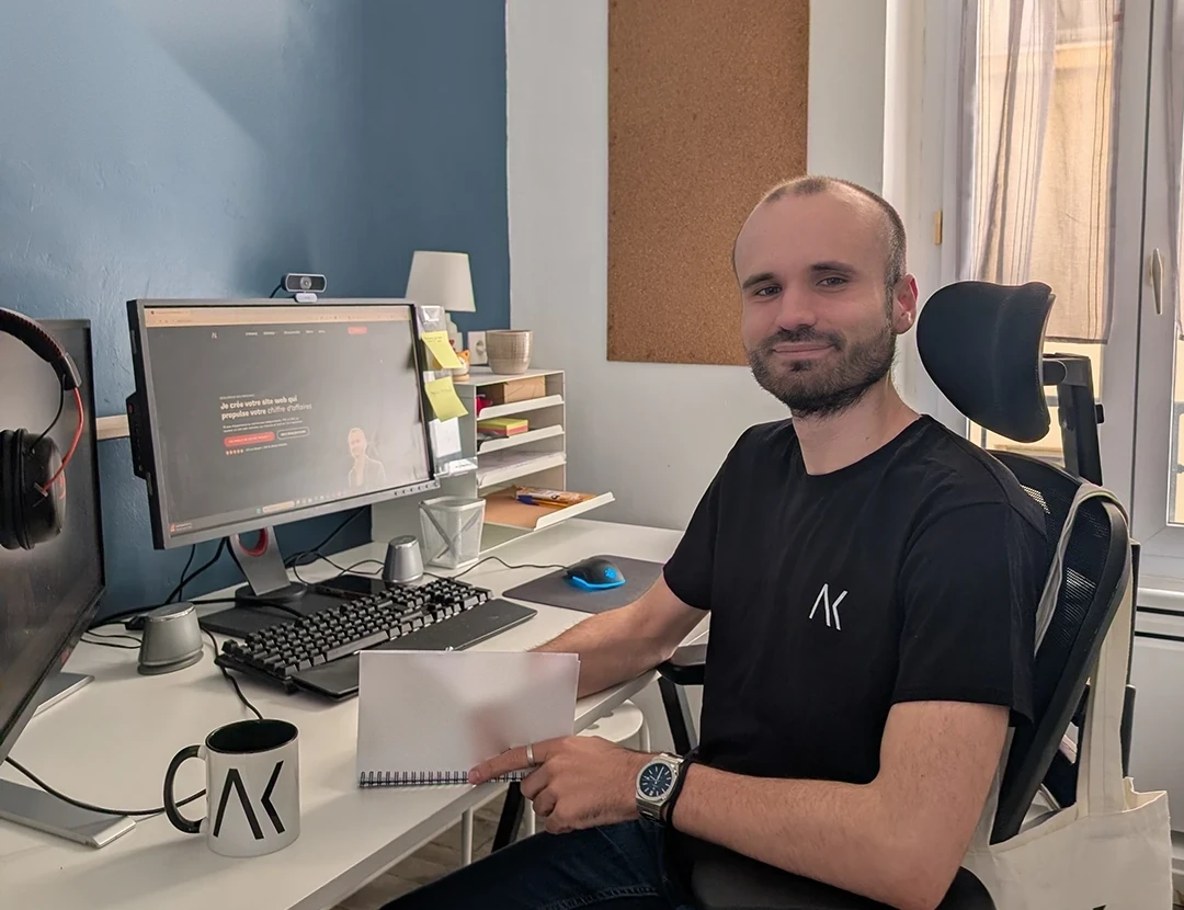 Antoine Koe, développeur web freelance, à son bureau